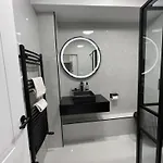 Town Centre Apartment, Newly Renovated Apartment *
