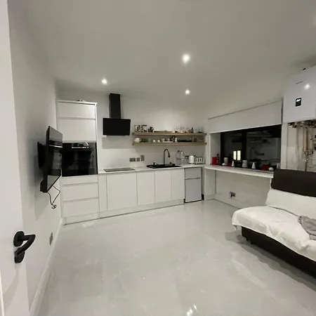 Апартаменты Town Centre Apartment, Newly Renovated