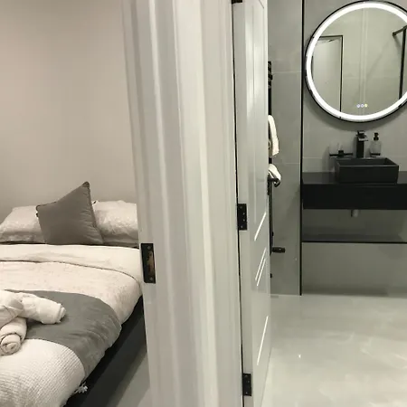 Town Centre Apartment, Newly Renovated * לטרקני