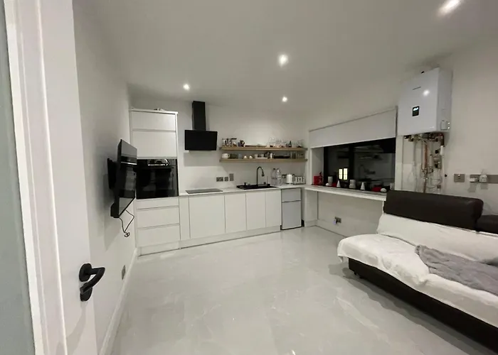 Апартаменты Town Centre Apartment, Newly Renovated