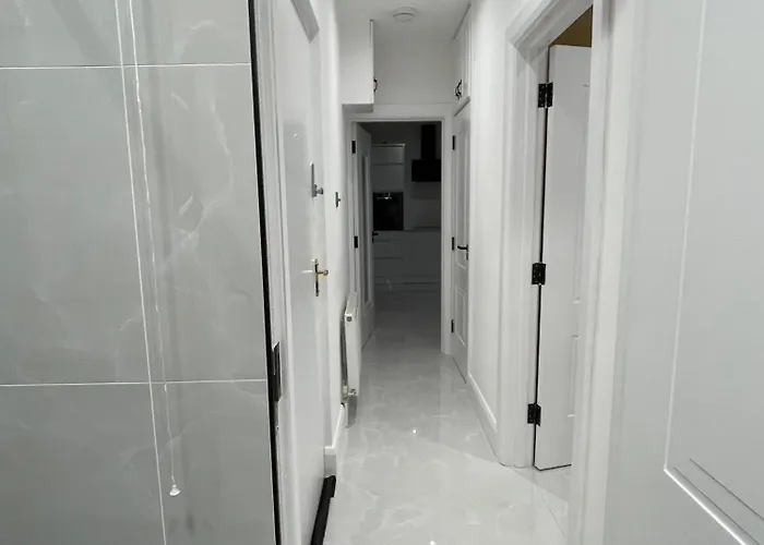Town Centre Apartment, Newly Renovated Lejlighed *